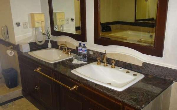 Bathroom di De Rivier Hotel