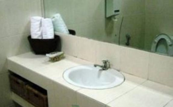 Tampilan Bathroom Hotel di Desa Sawah Restaurant & Villa