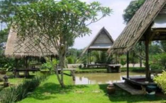 Tampilan Taman Hotel di Desa Sawah Restaurant & Villa