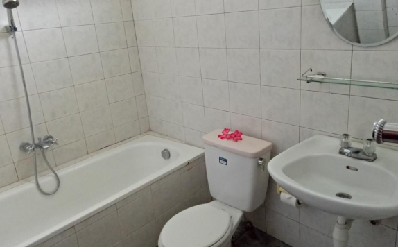 Tampilan Bathroom Hotel di Dewa Bharata Bungalows Ubud