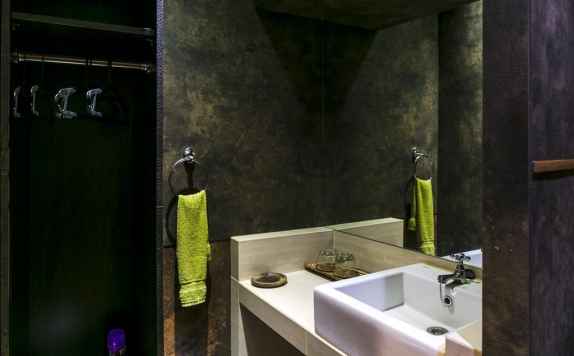 Tampilan Bathroom Hotel di Dhanesvara Homestay