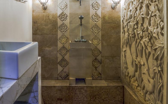 Tampilan Bathroom Hotel di Dhanesvara Homestay