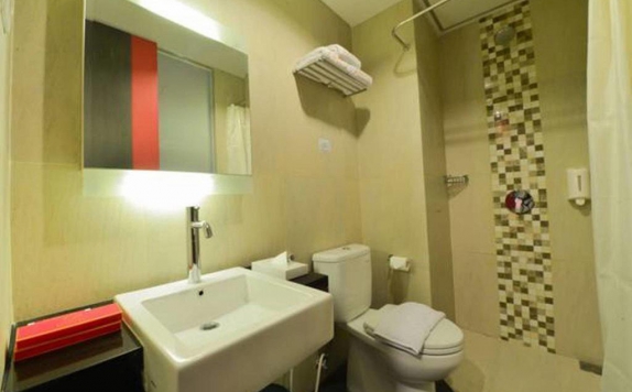 Bathroom di D Hotel Jakarta