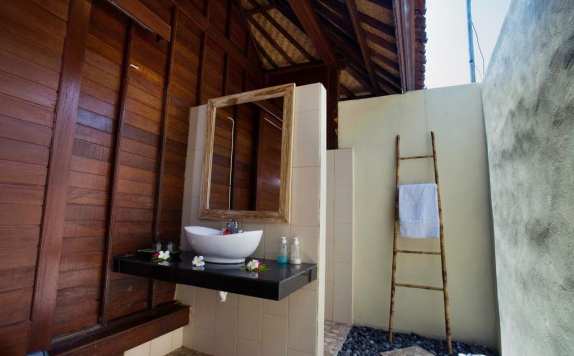 Bathroom di Dinatah Lembongan Villas