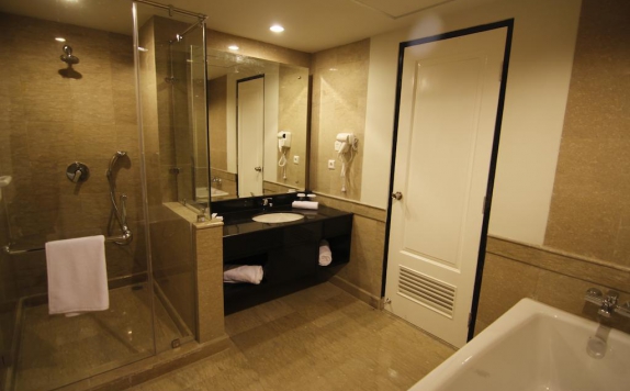 Bathroom di Diradja Hotel