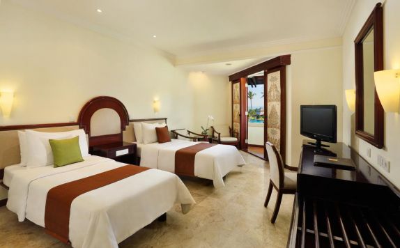 guest room twin bed di Discovery Kartika Plaza Hotel