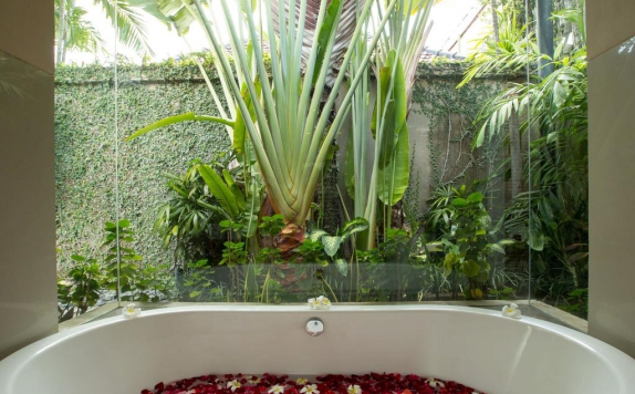 Bathroom di Disini Luxury Spa Villas