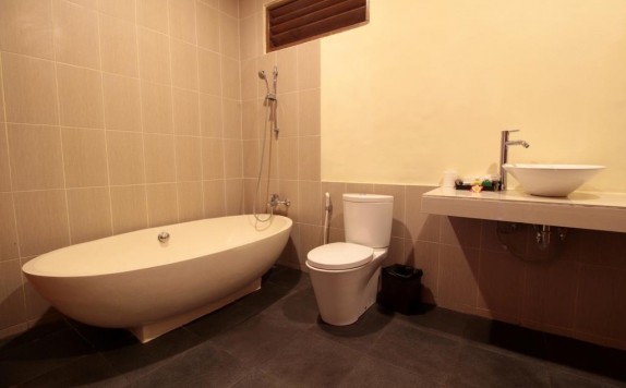 Bathroom di Diwangkara Beach Hotel and Resort Sanur
