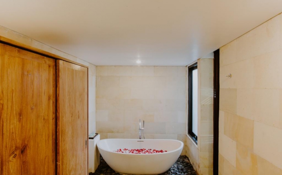 Tampilan Bathroom Hotel di D Nusa Beach Club and Resort