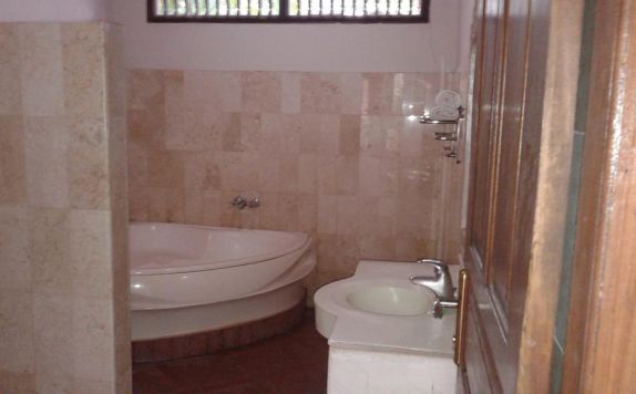 Tampilan Bathroom Hotel di Double One Villas
