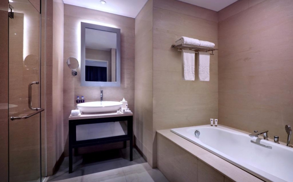 bathroom Hotel di D Palma Hotel Bandung