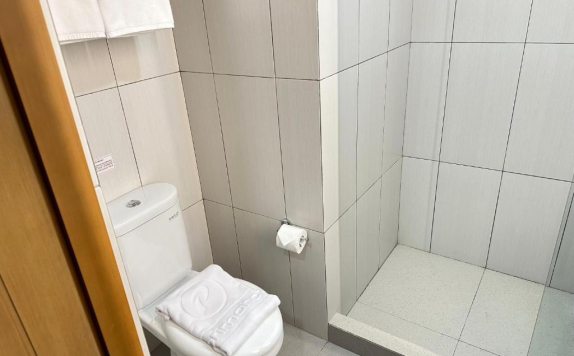 Bathroom Hotel Bathroom Hotel di d'prima hotel Jemursari