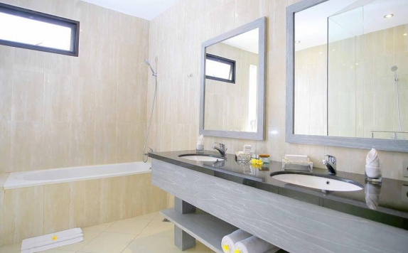 Tampilan Bathroom Hotel di D'Wina Villa Kuta