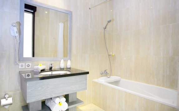 Tampilan Bathroom Hotel di D'Wina Villa Kuta