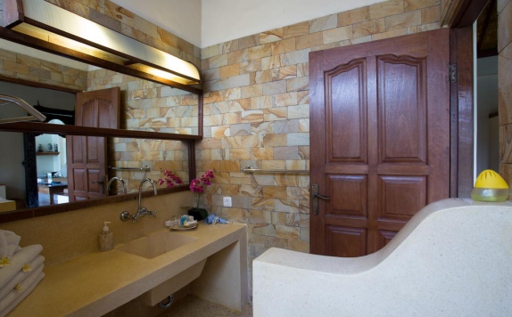 Tampilan Bathroom Hotel di Dyana Villas