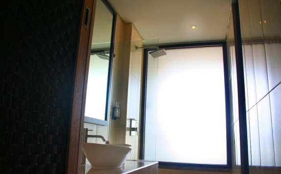 Tampilan Bathroom Hotel di Edelweiss Boutique