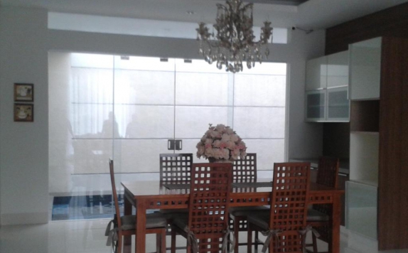 ruang makan di Elliottii Residence Alam Asri