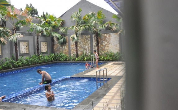 Swimming pool di Emerald Hotel