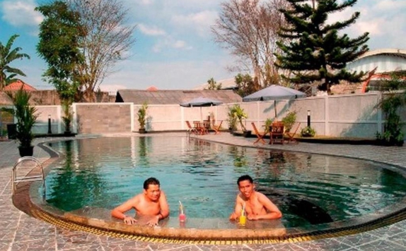 Swimming Pool di Enhaii Hotel Bandung