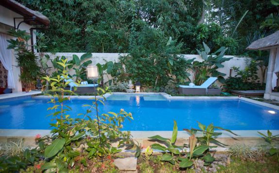 swimming pool di Enigma Bali Villas