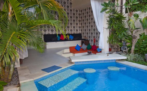 swimming pool di Enigma Bali Villas