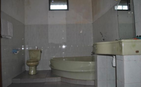 Bathroom di Enjung Beji Resort