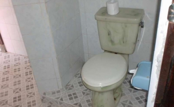 Tampilan Bathroom Hotel di Enjung Beji Resort