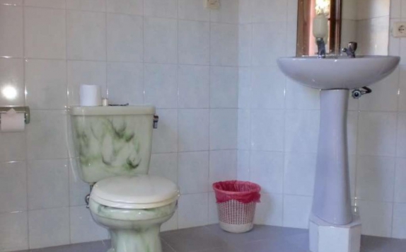 Tampilan Bathroom Hotel di Enjung Beji Resort