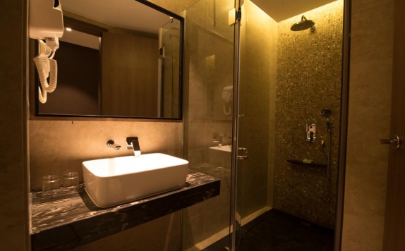 Tampilan Bathroom Hotel di ESKA Hotel