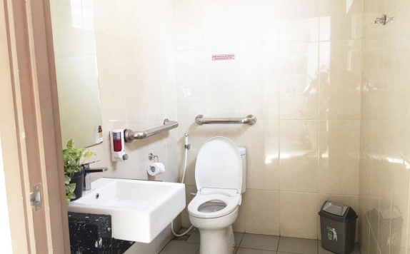 Tampilan Bathroom Hotel di Evora Hotel Surabaya