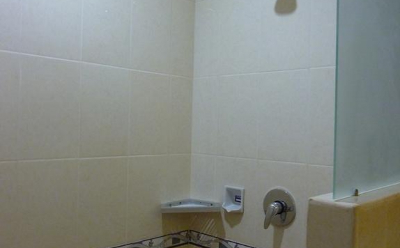 bathroom di Exotic Komodo Hotel