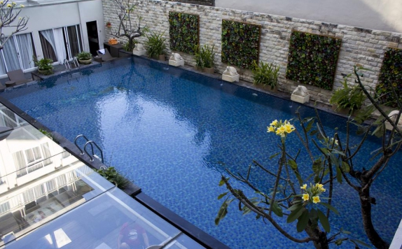 Swimming pool di Fashion Hotel Legian