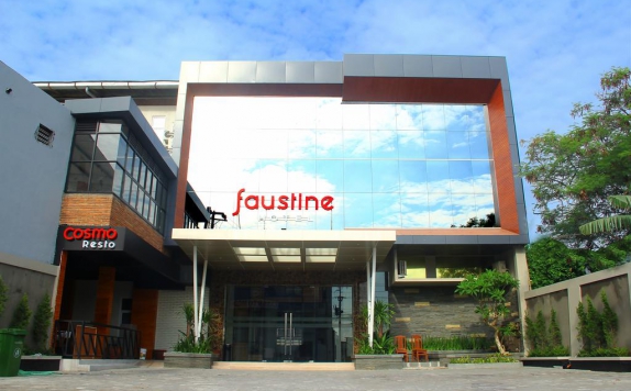 eksterior di Faustine Hotel