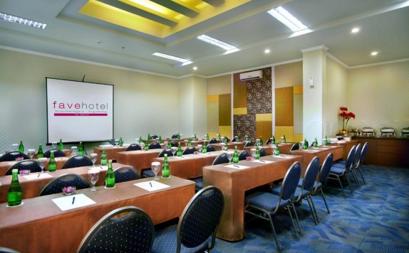 Meeting room di Favehotel Kusumanegara
