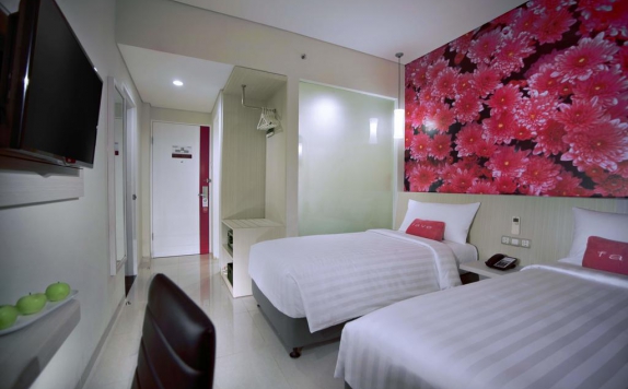guest room twin bed di Favehotel Langko Mataram