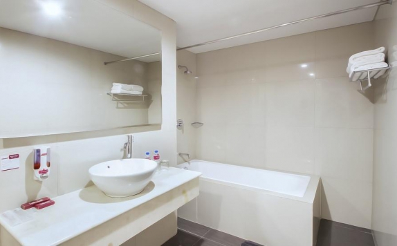 Bathroom di Favehotel MT Haryono Balikpapan