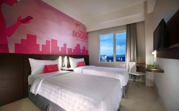 guest room twin bed di Favehotel Padjajaran Bogor