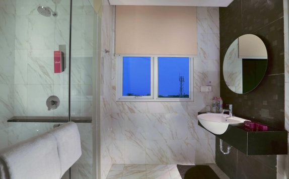 Bathroom di Favehotel Puri Indah