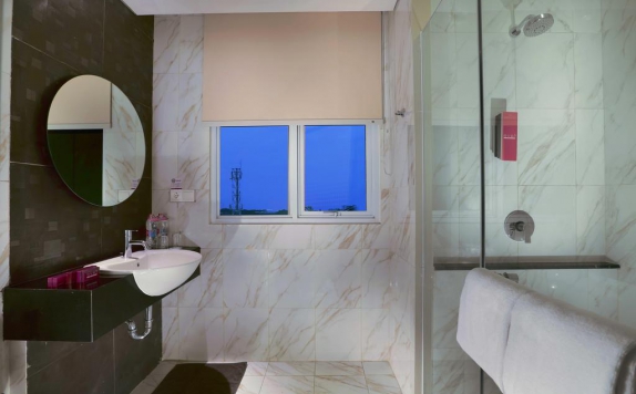 bathroom di Favehotel Puri Indah