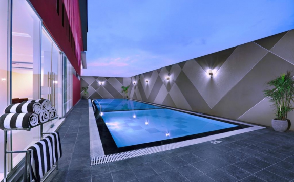 swiming pool di Favehotel Rungkut