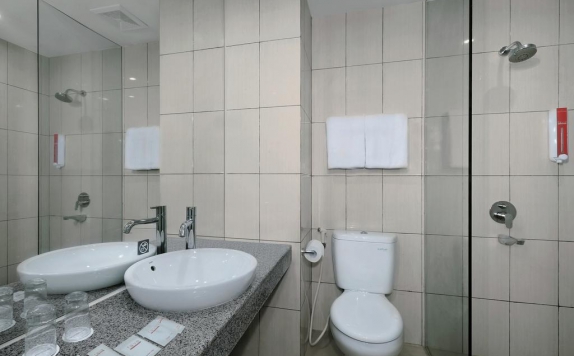 bathroom di Favehotel Tlogomas