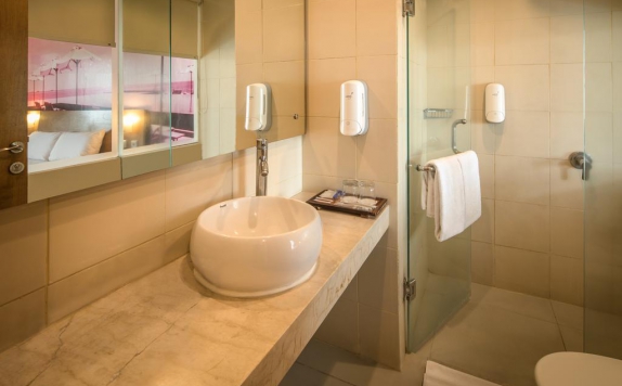 Tampilan Bathroom Hotel di Favehotel Umalas