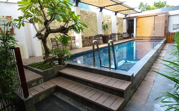Swimming Pool di Favor Hotel Makassar