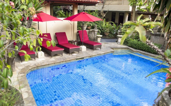 kolam renang di Flamboyan Hotel