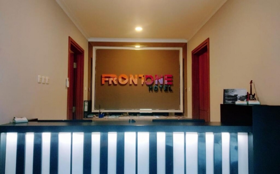 Receptionist di Front One Hotel Tulungagung