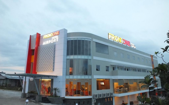 Front view di Front One Inn Airport Solo