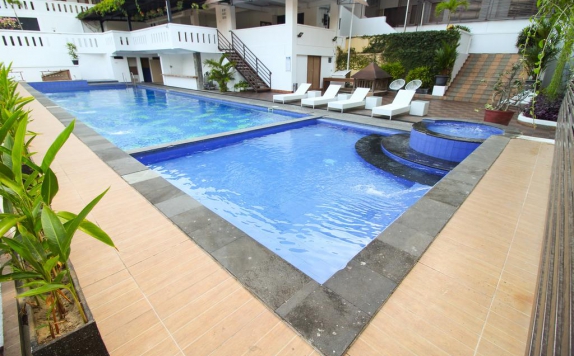 Swimming Pool di Front One Resort Wisma Aji Jogja