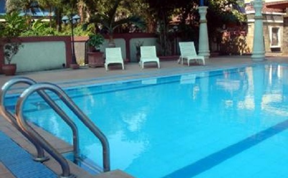Swimming Pool di Gading Indah Hotel