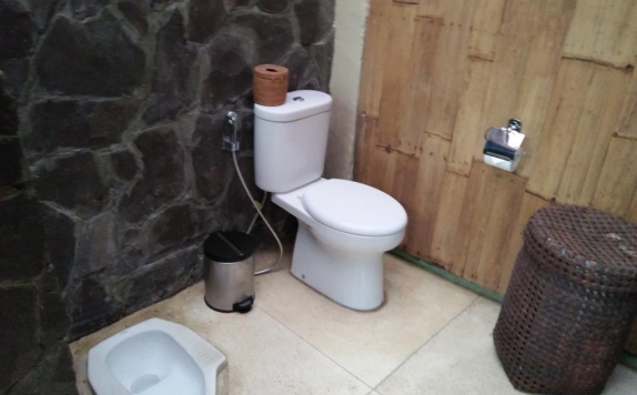 Tampilan Bathroom Hotel di Gaia Retreat Center