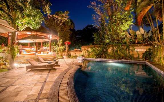 Outdoor Pool Hotel di Gajah Biru Bungalows